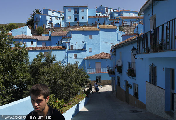 Spanish town painted blue to promote Smurfs