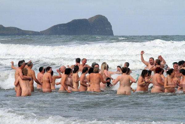 400 Brits claim world record in naked bathing