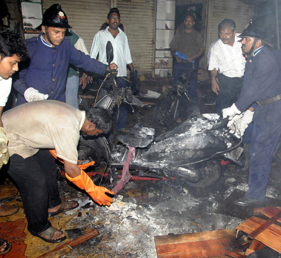 3 Mumbai bombings minutes apart kill 21
