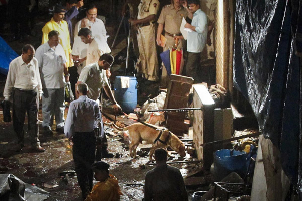 3 Mumbai bombings minutes apart kill 21