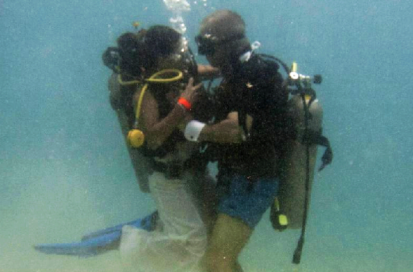 Couple attempts underwater wedding Guinness record