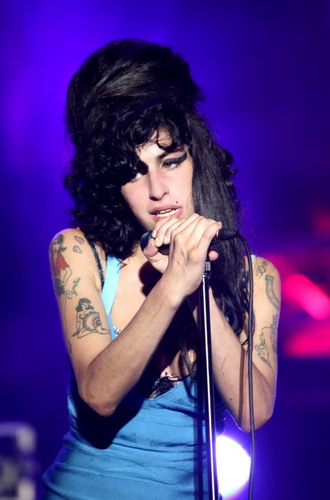 Fans, stars tweet the blues over Winehouse death