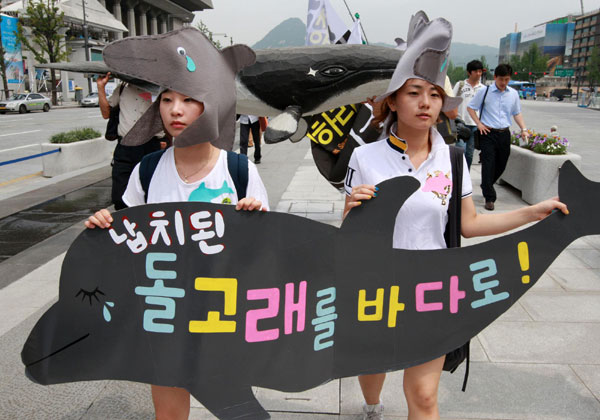 South Koreans march for marine mammals