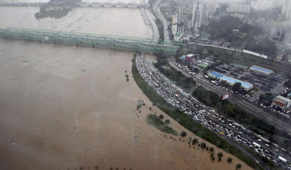 Heavy rain in Seoul disrupts traffic
