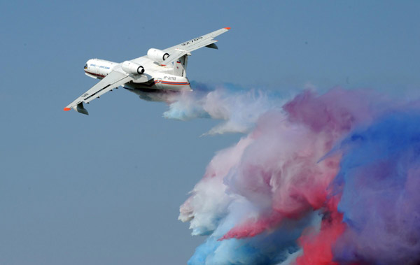 Moscow skies filled with air show jets