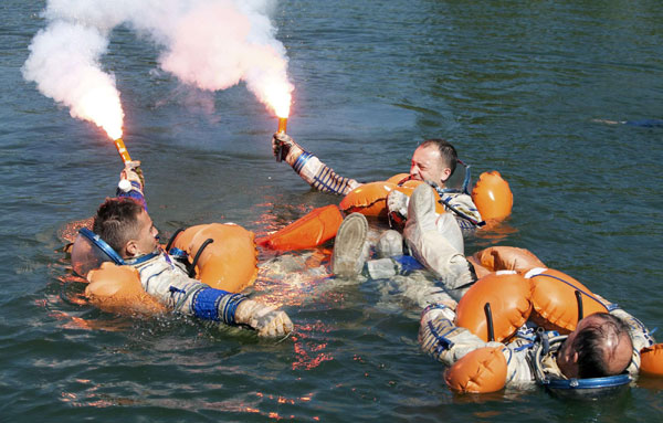 Astronauts practice water landing 