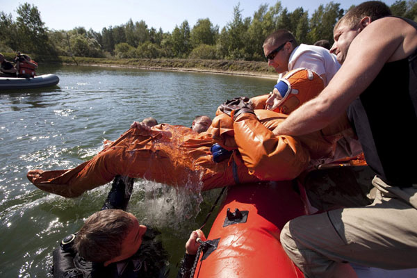 Astronauts practice water landing 
