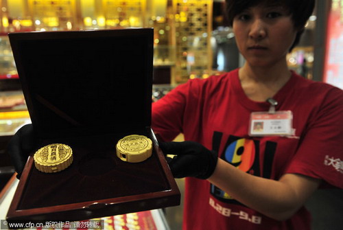 Gold mooncakes for sale