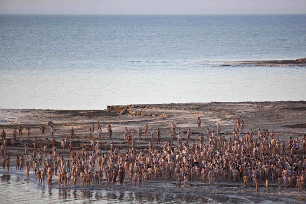 Tunick in Israel for naked Dead Sea photo