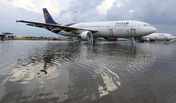 Floodwater reaches Bangkok's airport