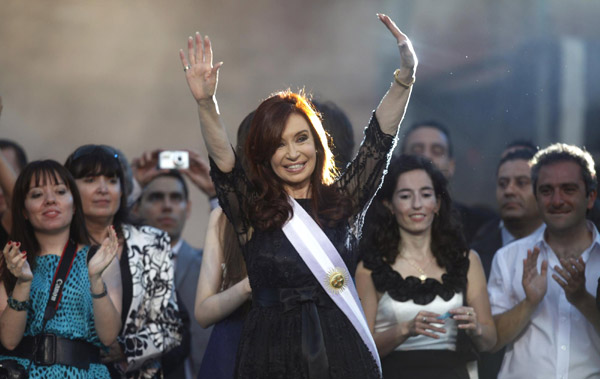 Reelected Argentine leader swears in new cabinet