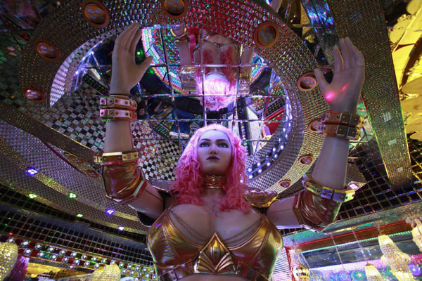 It's show time at the 'Robot Restaurant'