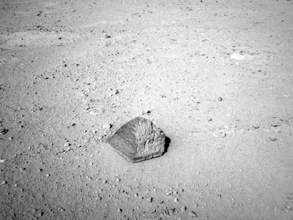 NASA hands out image of a Martian rock