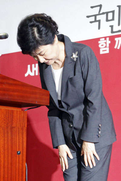 S. Korean presidential hopeful apologizes for father's military rule