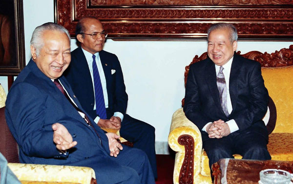 Cambodian former King Norodom Sinahouk dies