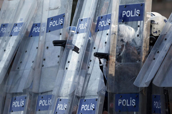 Turkey police storm protest square in new clashes