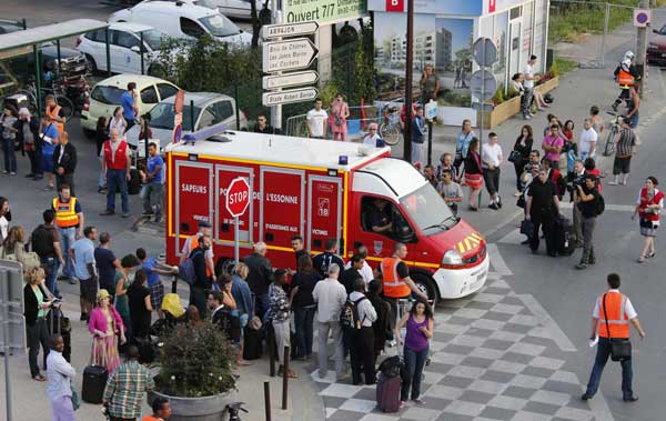 6 dead in France train crash; 9 gravely injured