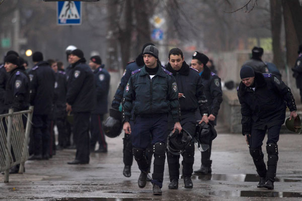Armed men seize govt HQ in Ukraine's Crimea