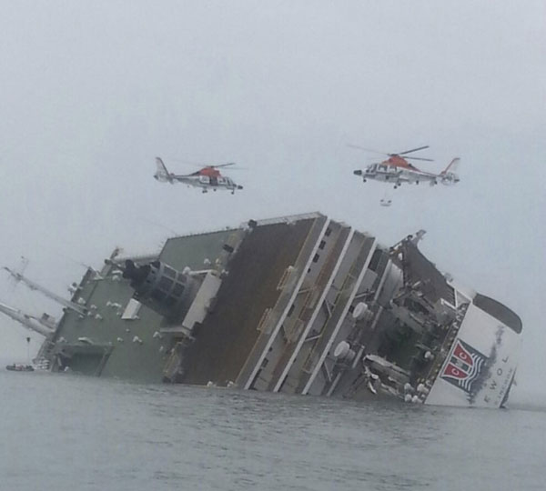 6 dead, hundreds missing after ferry sinks