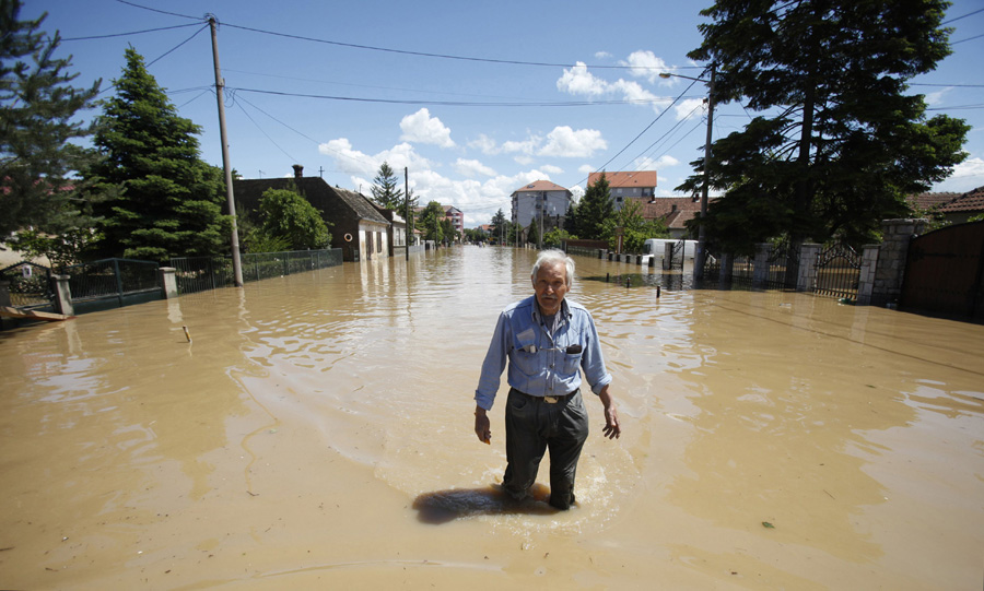 Flooding threatens Serbia power plants, 37 dead