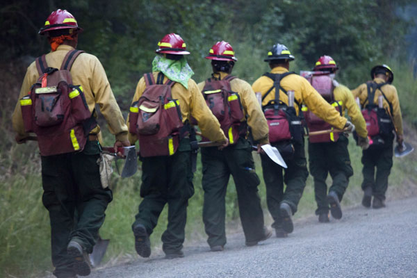 Washington state wildfire destroys 100 homes, hundreds evacuate