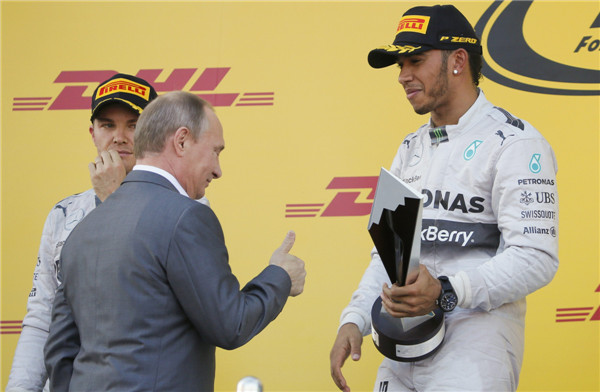 Putin presents trophy to Mercedes F1 driver Hamilton