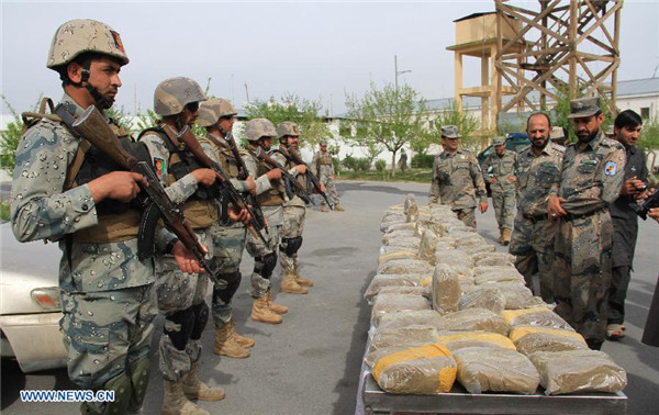 Afghan policemen display 86 kg of captured hashish