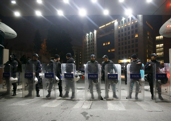 Turkish police detains 22 suspects after hostage shootout