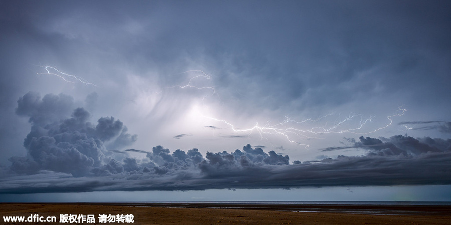 Lightning can strikes upside down