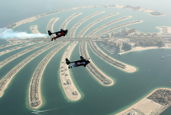 Jetpack duo soars in skies of Dubai