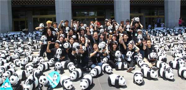 1,600 paper-made panda sculptures displayed in Seoul