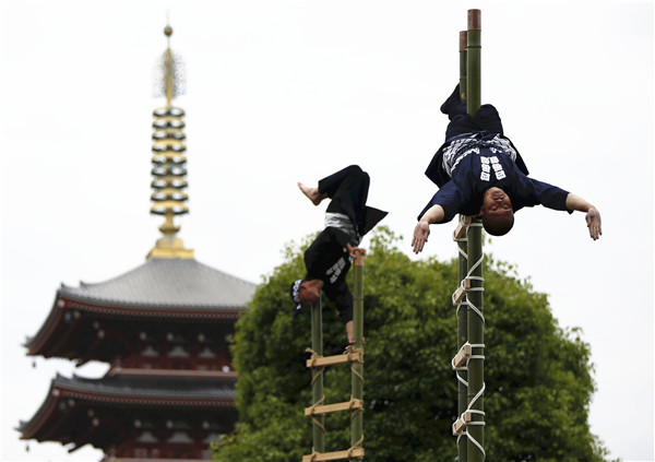 Traditional firefighters perform acrobatic stunts in Japan