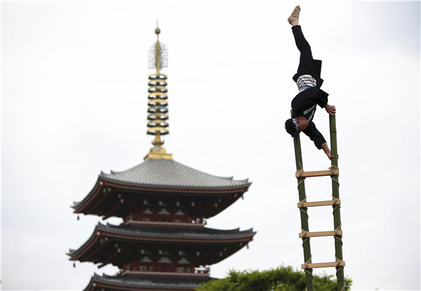 Traditional firefighters perform acrobatic stunts in Japan