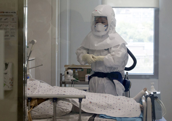 South Korea cuts rates as MERS clouds outlook; 14 new cases