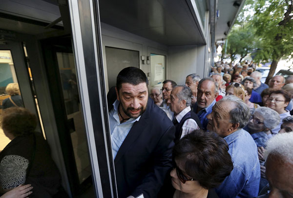 Greece makes concession but no deal seen before Sunday vote