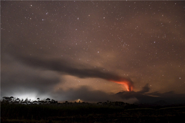 Thousands of Australians stranded amid Indonesian volcanic eruptions