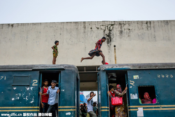 People in Bangladesh return home to celebrate Eid al-Fitr