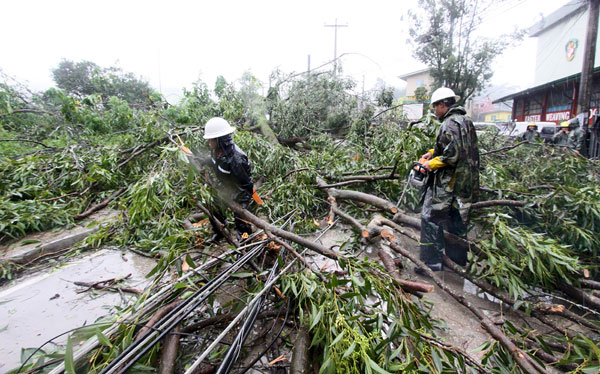 Typhoon Goni batters Philippines, kills four, displaces hundreds