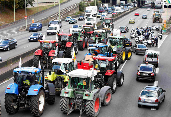 Protesting farmers in more than 1,500 tractors flood Paris streets