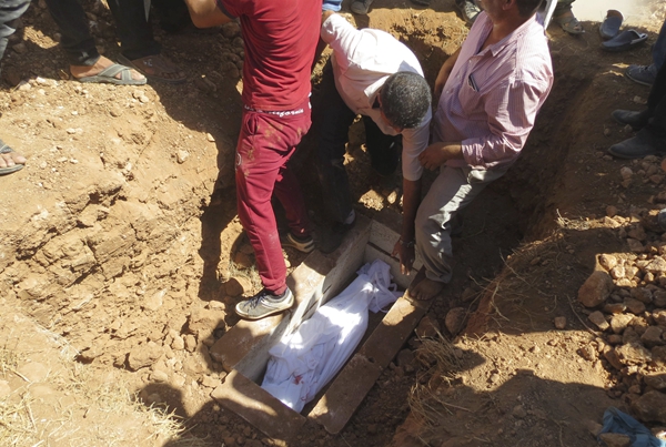 Drowned refugee boys buried in Syria; crackdown crumbles in Hungary
