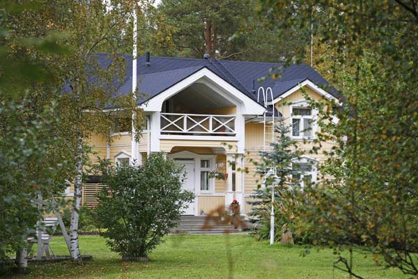 Finland's PM offers his home to refugees