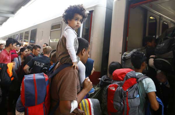 Austria plans border checks as thousands refugees backlogged