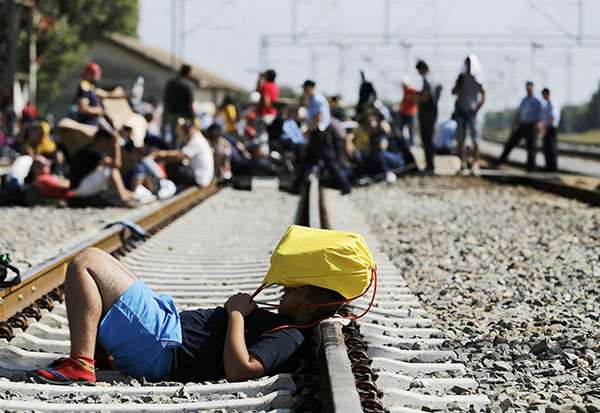 Overwhelmed by migrants, Croatia closes border with Serbia