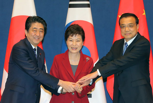 Japan's PM says to seek closer economic ties with China, S Korea through reaching FTA