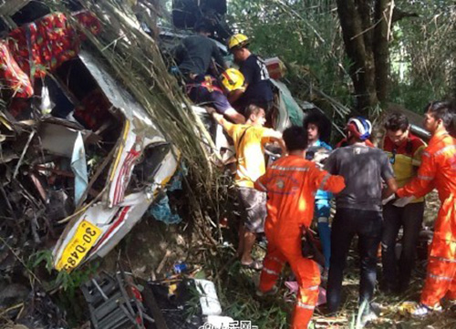 11 Chinese killed as bus plunges off road in Thailand