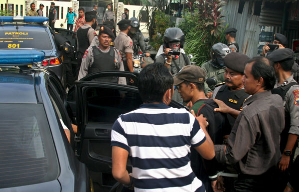 Indonesia arrests 12 linked to Jakarta attack, identifies suicide bombers