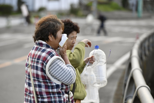Damaged infrastructure hinders search, aid for Japan quake survivors