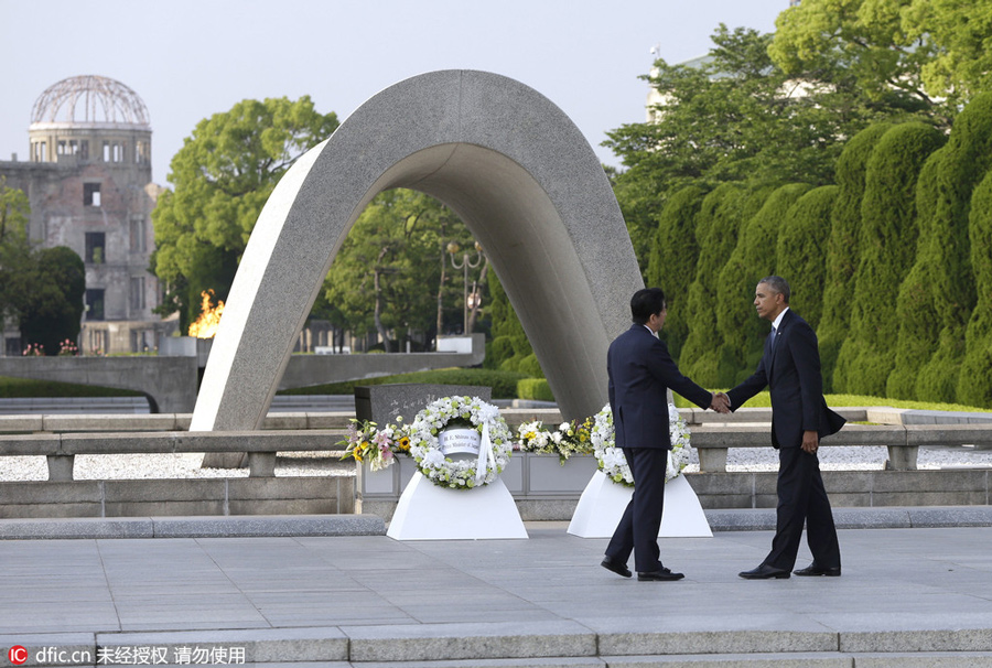 Obama lays wreath at Hiroshima peace park on historic visit