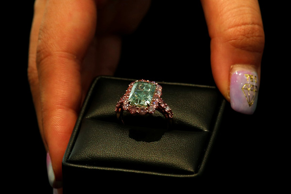 Green diamond sells for $16.8 million, sets auction record