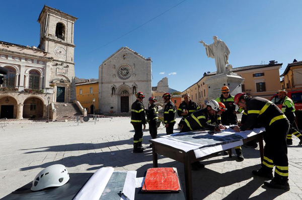 Italian authorities vow to rebuild earthquake-hit areas